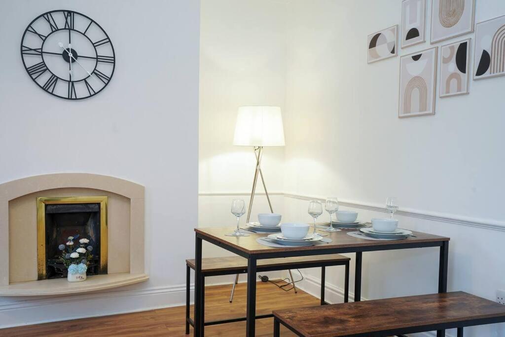 3 Bedroom Home With Free Parking Leeds  Exterior photo