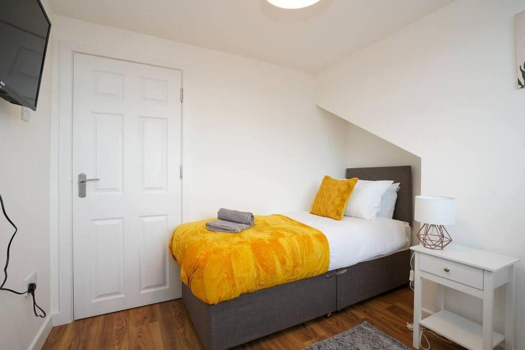 3 Bedroom Home With Free Parking Leeds  Exterior photo
